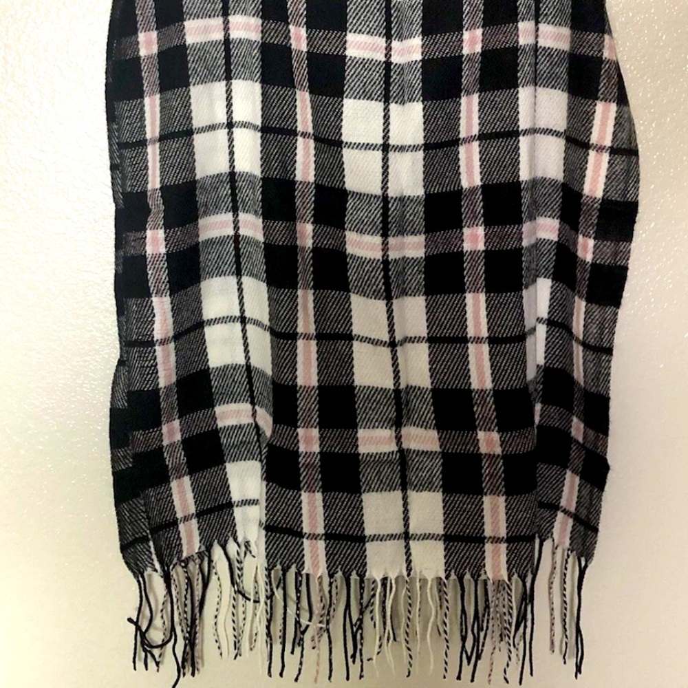 Wander Agio Black and White Checkered Scarf with Pink Highlights